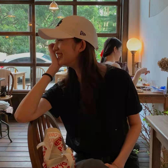 52岁周涛素颜走机场，身穿毛绒大衣不臃肿，配卡