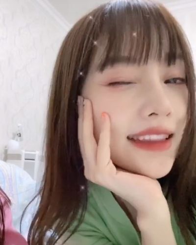 李小璐带女儿拍视频，自己打扮像十八，甜馨的