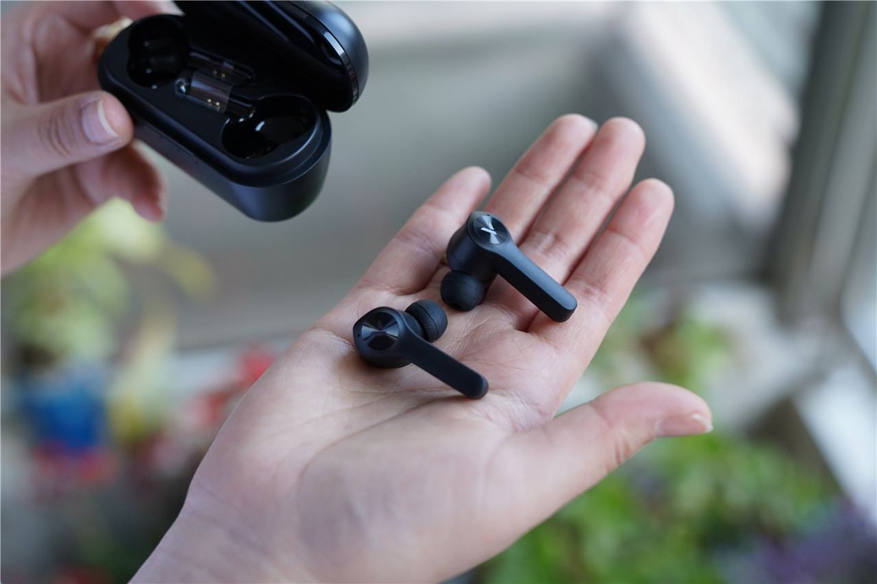 雷柏VM700蓝牙TWS背光游戏耳机光效和游戏更配哟