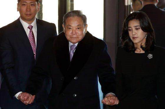 谁是韩国首富？他卧病在床6年，身家达1200亿，手