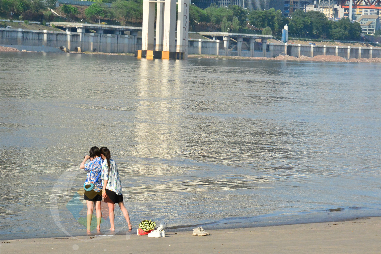 抬头能见轻轨，低头可以戏江水，快乐与危险并存的重庆大溪沟码头