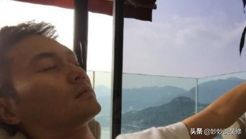 模範夫妻張智霖袁詠儀的家，室外景色霧中云裡，有種隱居式的生活