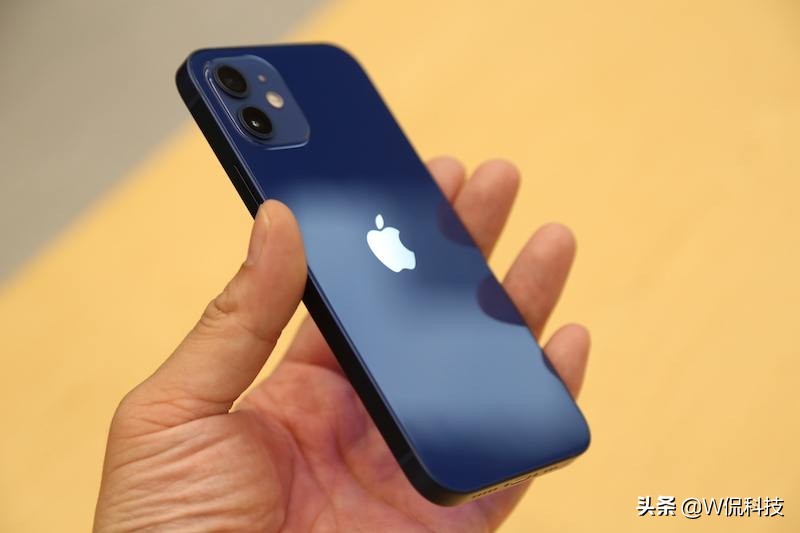 国产手机价格越来越高，降价却越来越快，为何iPhone能泰然处之？