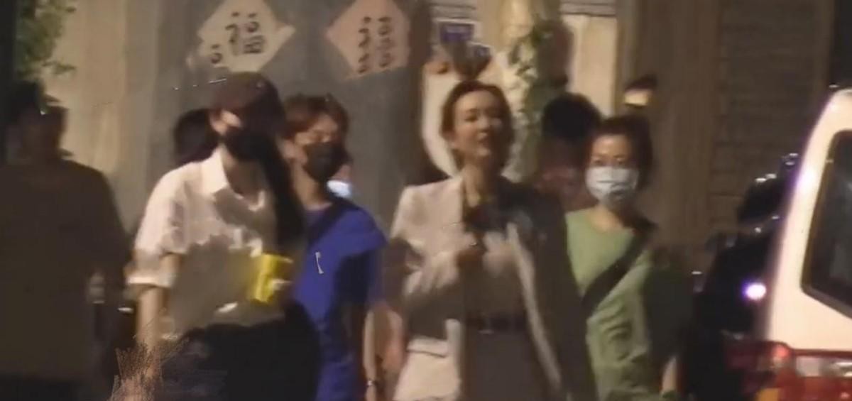王鸥恋上德云社的何九华？相差四岁姐弟恋，男方女友名字当手机壳