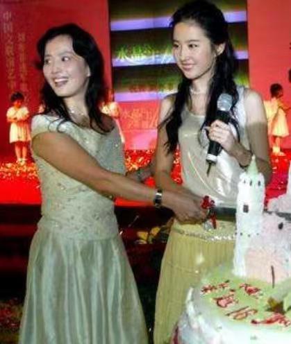 6版王语嫣不比不知道，有人美成经典难忘怀，有人却被嘲像村姑