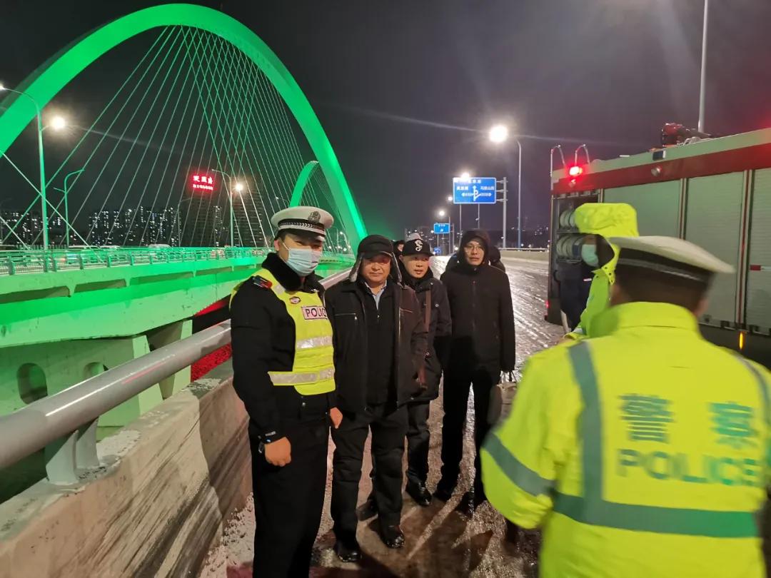 惊险！蒙山大道祊河桥一越野车自燃！幸未造成人员伤亡