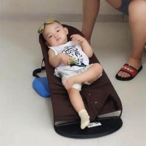 妈妈出门买菜，回家后看到爸爸独自带娃的画面，让妈妈笑翻了