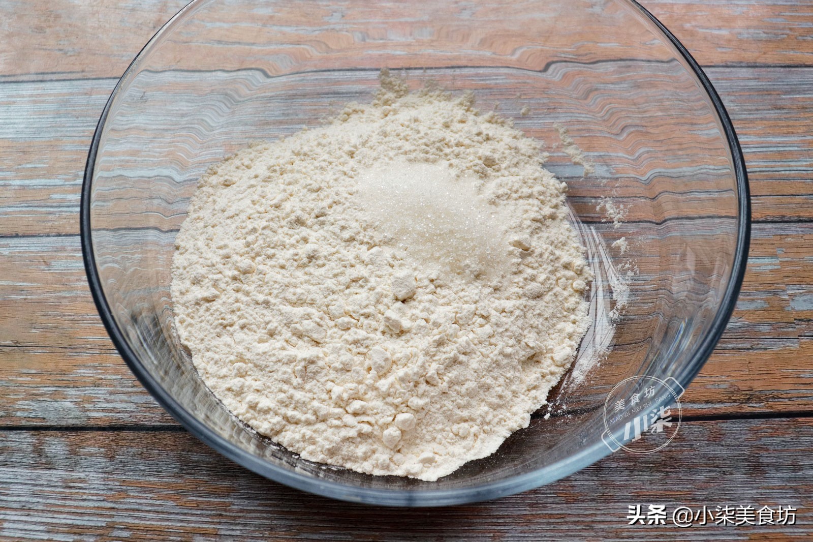 一口酥，做法简单无难度，外酥里软一口一个，越吃越香，太解馋了