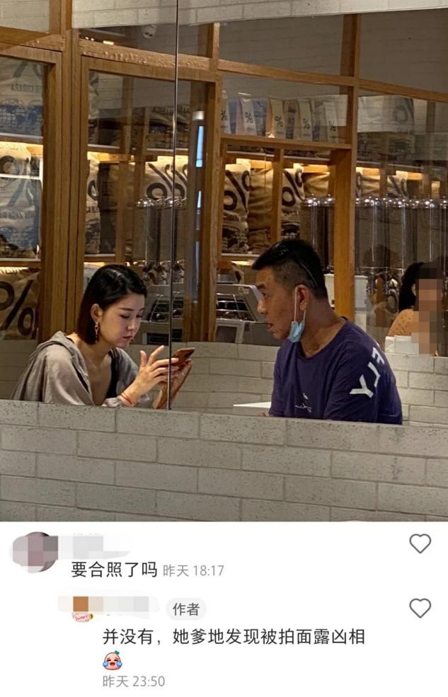 李小萌私下与父亲聚餐，颜值出众瘦到锁骨突出，爸爸状态似小伙