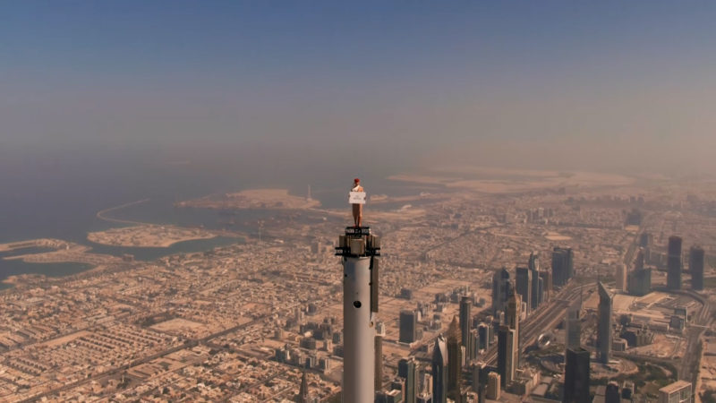世界之巔！ 空姐在828米的哈利法塔頂拍廣告！ 阿聯酋航空yyds