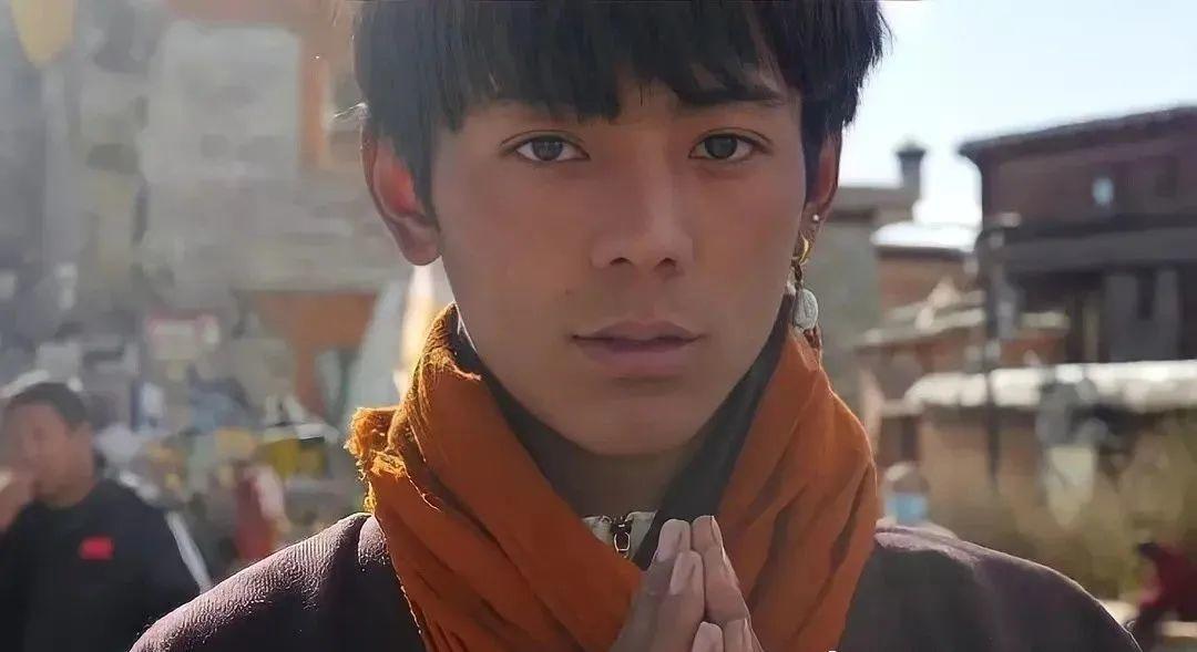 Does Tibetian boy explode overnight fire to turn over? Praise he is OK, hold in both hands kill be no good