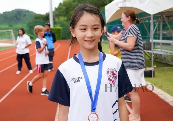 13岁森碟运动照太惊艳！挥拍有力腿部肌肉抢镜，身高已逼近爸爸