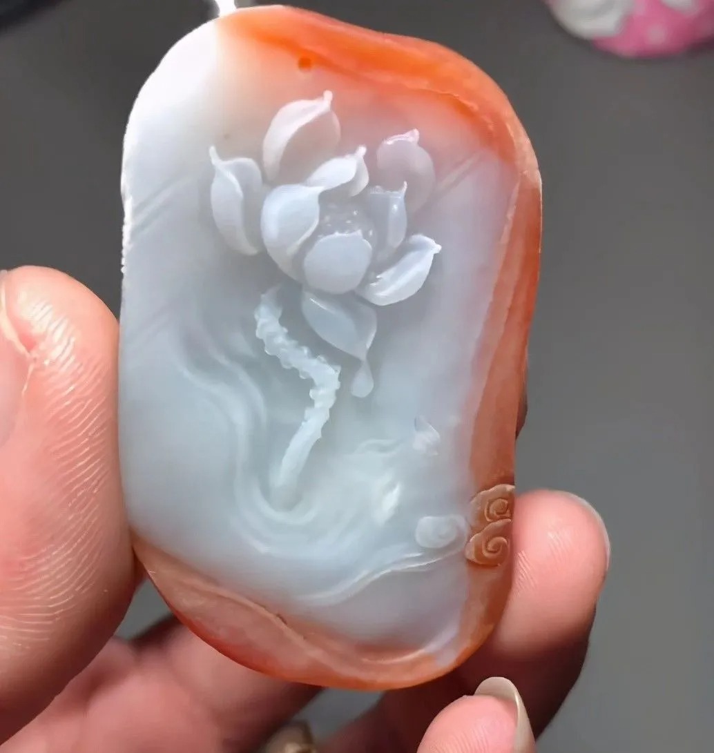 用雕刻实例说明翡翠俏色中分色处理的运用及技巧