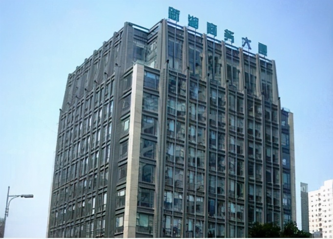 这个温州商人，卖眼镜起家，身价330亿，却从不接受采访，为啥