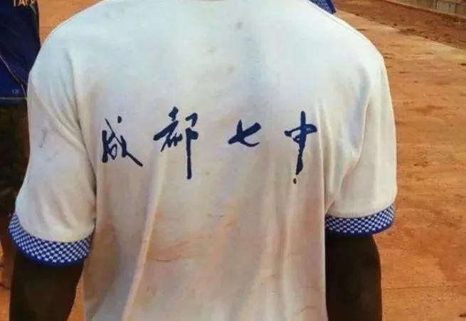 非洲黑人最时髦的衣服，可能是你扔掉的二手货