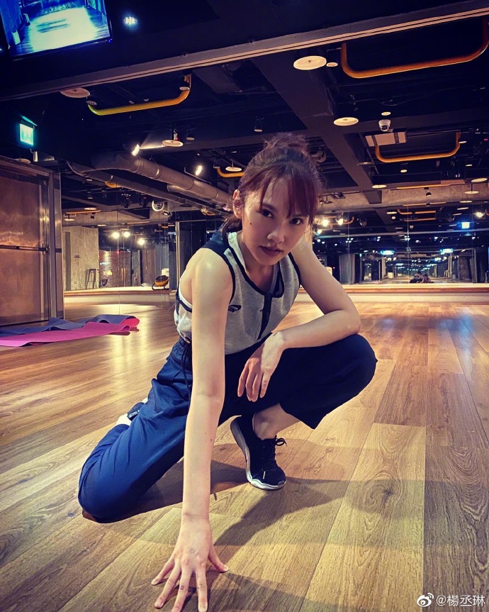 继关晓彤的蔬菜包后，杨丞琳的聚会餐也曝光了，对比之下，IU最惨