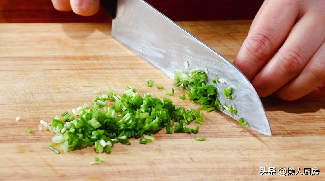 豆腐不用切，擠掉水分，比紅燒的豆腐更好吃，外脆里嫩