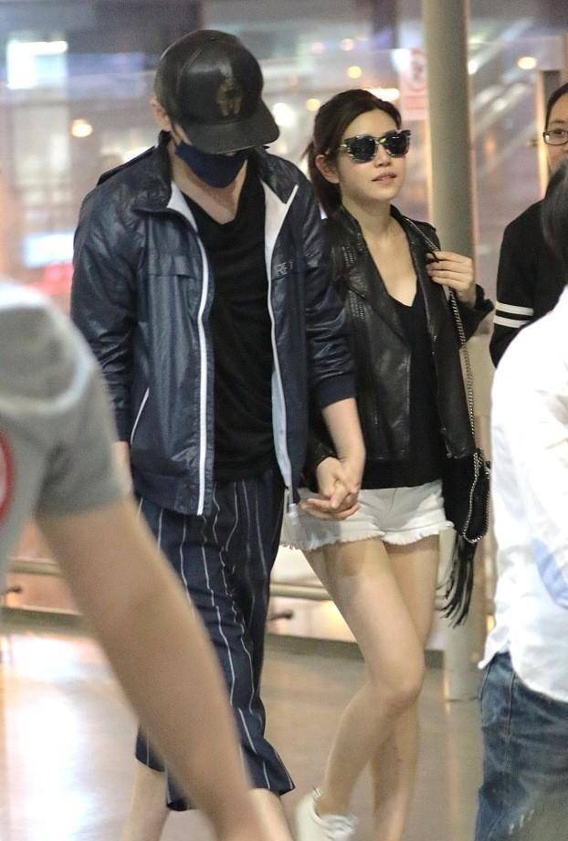 陈晓陈妍希罕见秀恩爱，十指紧扣羡煞旁人，陈妍希黑皮衣太飒了