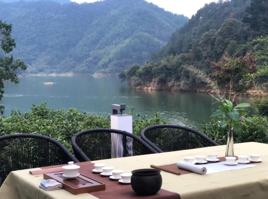 “住了3晚别墅，她连发了18条朋友圈。”
