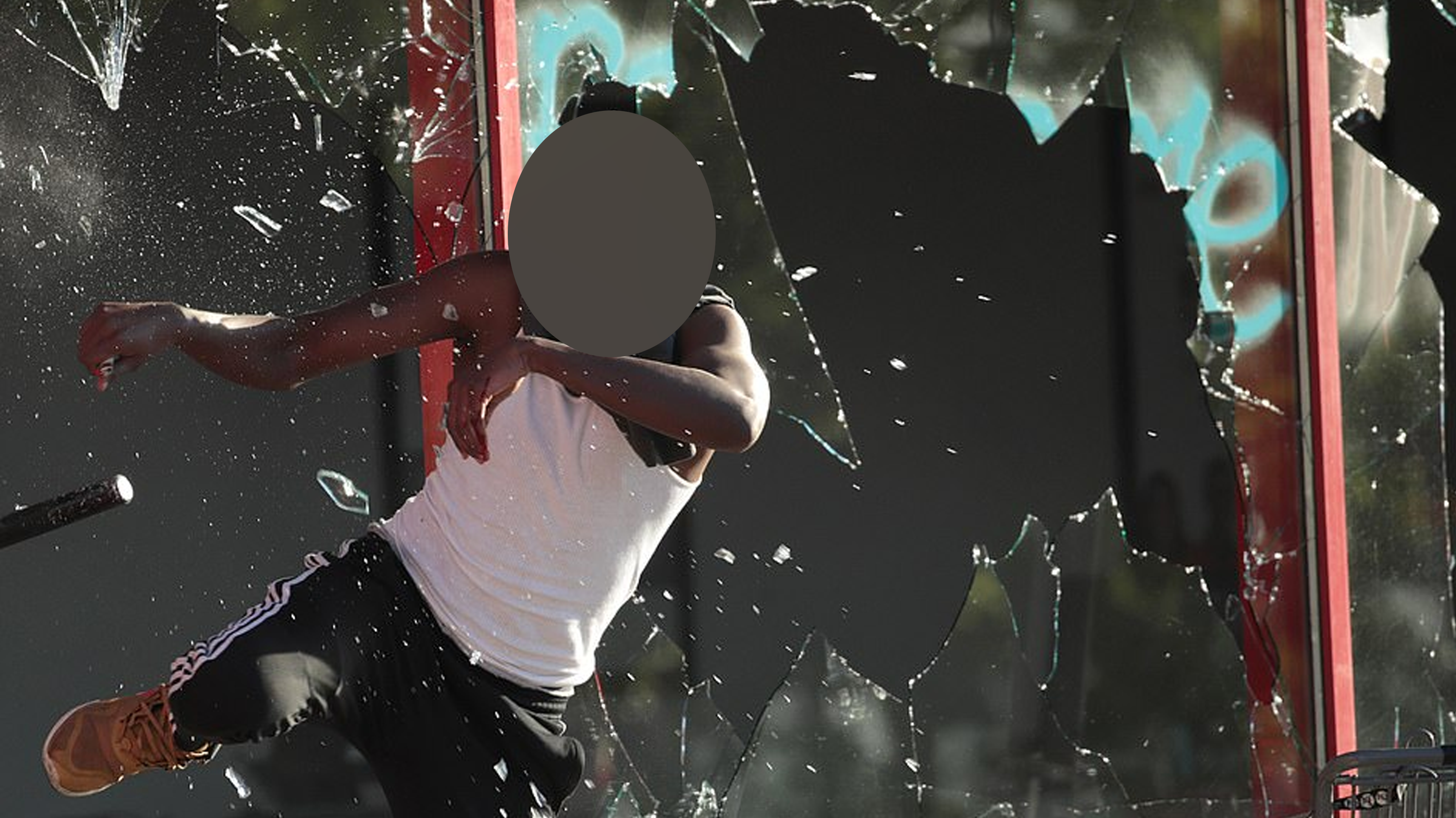 暴动者攻占警察局，直接点火烧毁，美国明尼苏达州不断冲突升级