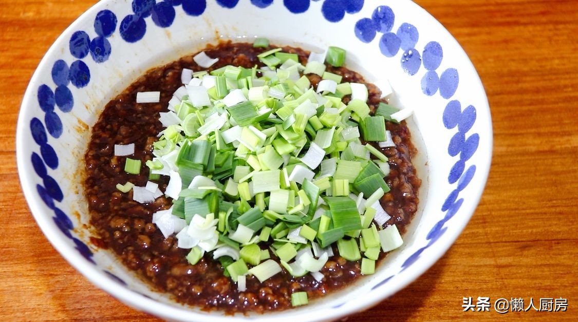 初春嚐鮮，挖野菜一天能賣100元，這樣包著春捲吃，還會灌湯