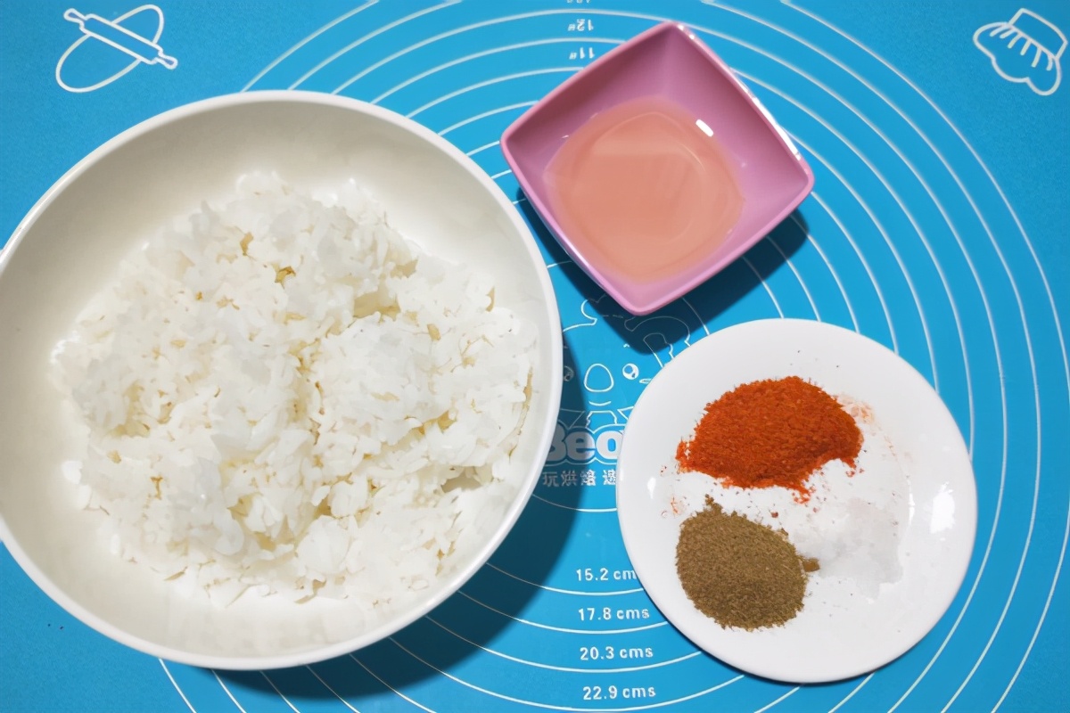 把雞蛋打進剩米飯裡，學會這新吃法，越吃越上癮，上桌就搶光
