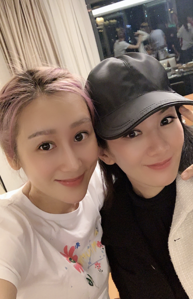 蔣麗莎生日曬18宮格，分享全家福，與蔡少芬黃奕陳法蓉親密合影