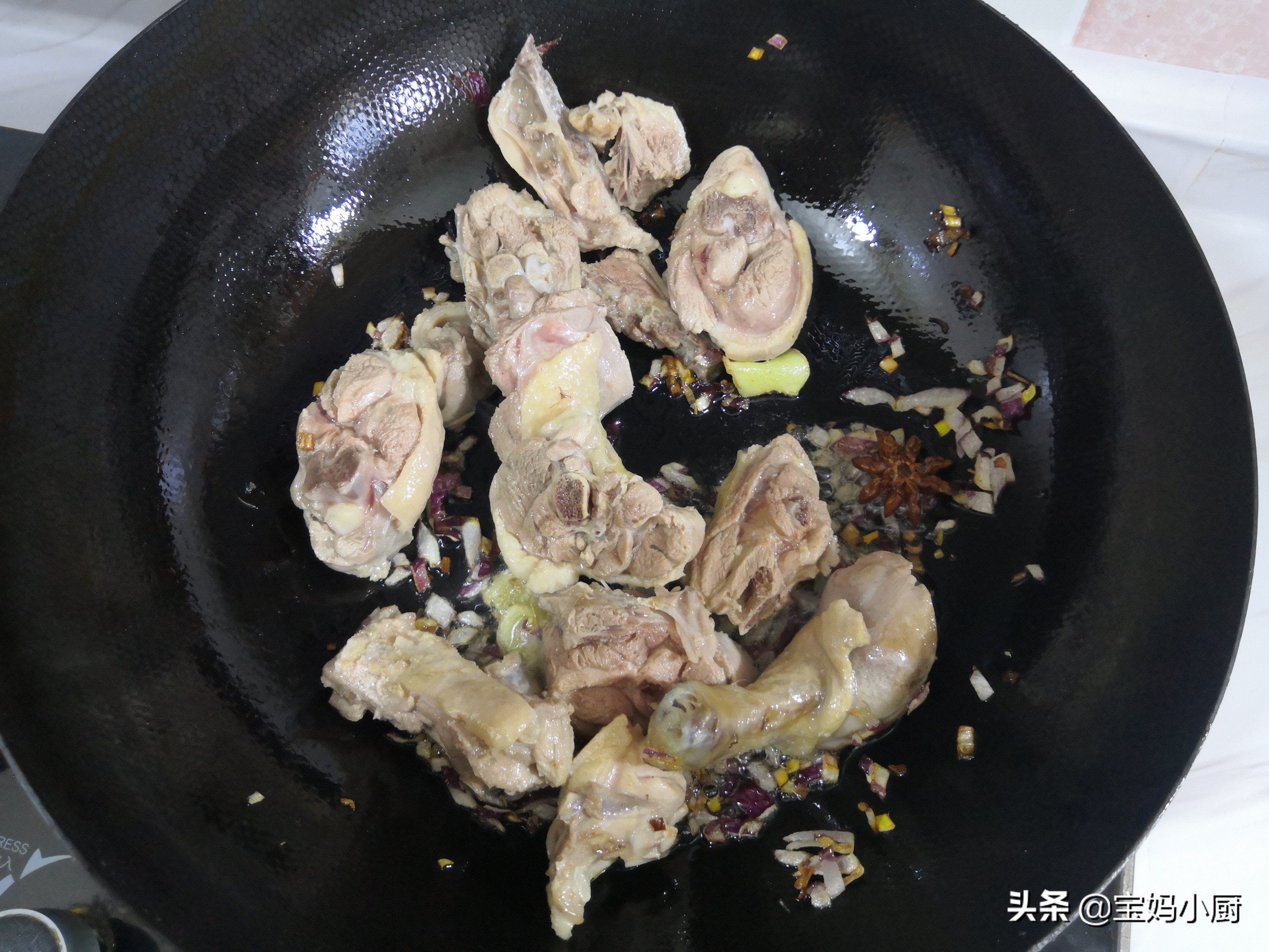 天熱多吃這肉好，用它燉湯不上火有食慾，比豬肉養人，比雞肉便宜