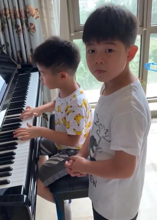 沙溢胡可一家四口出行，安吉小鱼儿长高不少，变圆润越来越像爸爸