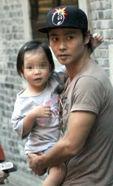 蔡少芬晒张晋视角带仨娃游泳照，2岁乐儿扎小辫学姐姐比耶，萌翻