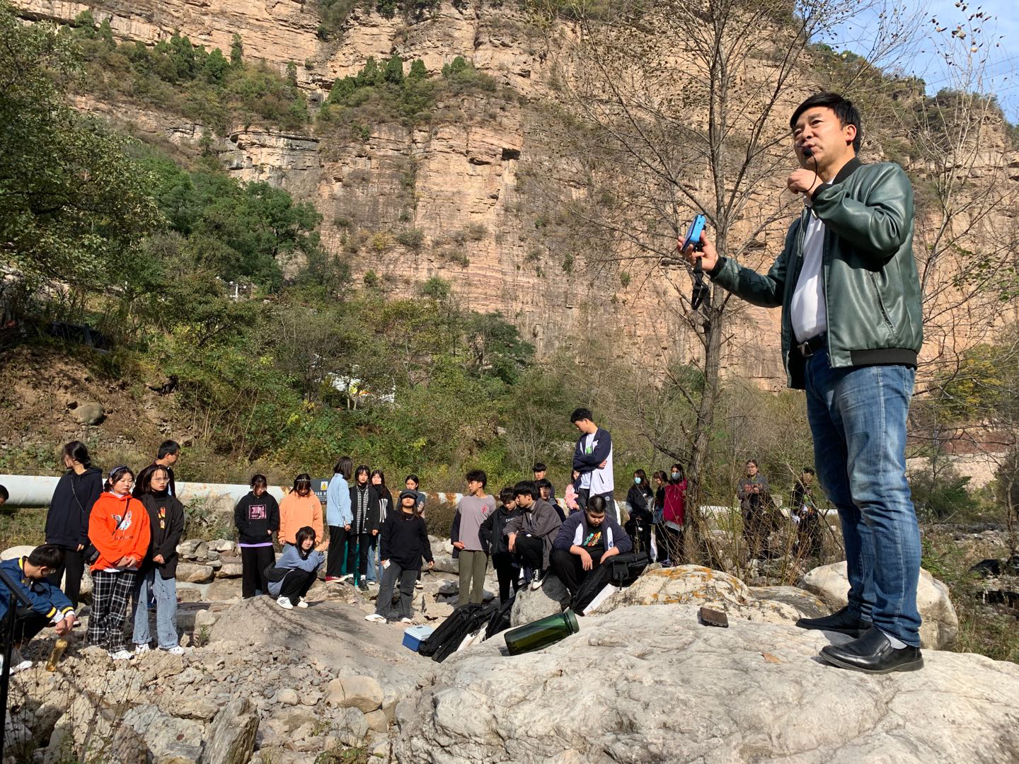 一起置身于大自然，用画笔描绘山川。郑州市信息技术学校秋季写生