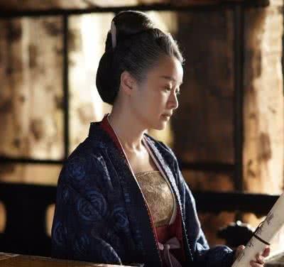 她当红时与陈建斌分开，后来独自养家，如今日子过得安逸且幸福