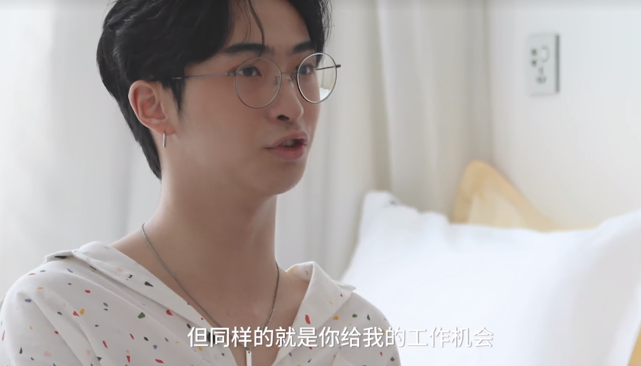 伊能静携19岁儿子参加节目，哈利浓眉带妆，提起前婆婆关系疏远