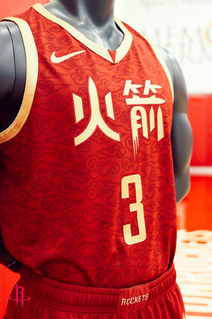 为什么nba火箭队服有中文(火箭队中文版球衣高清图 为讨中国球迷喜爱NBA也是费尽心思)