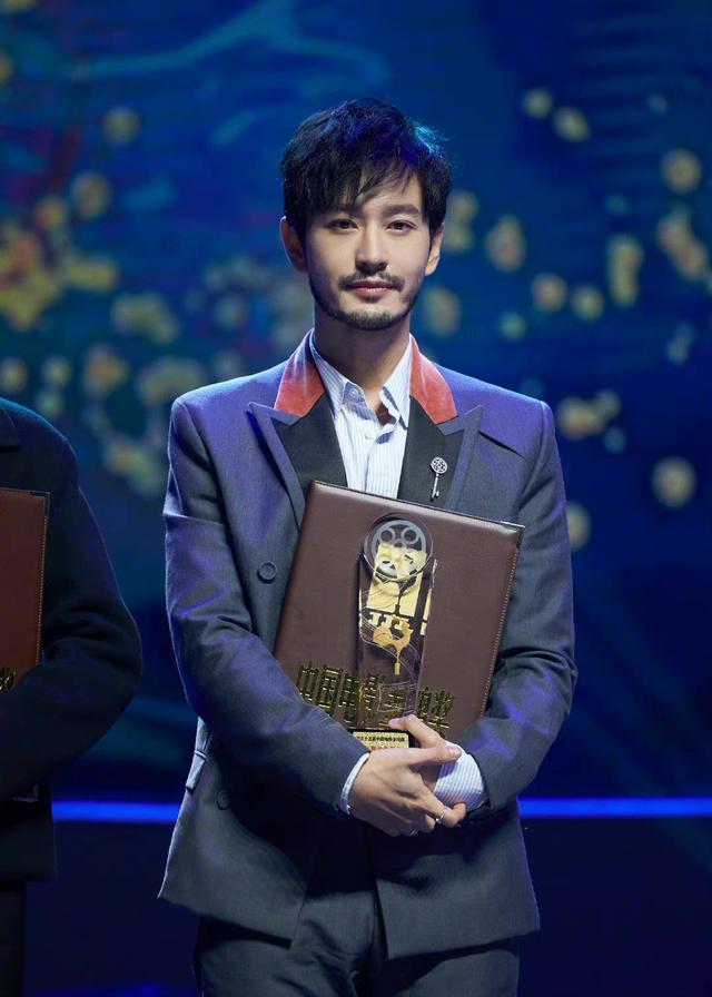 暴瘦30斤的黄晓明好清爽！穿西装变真颜霸，表情