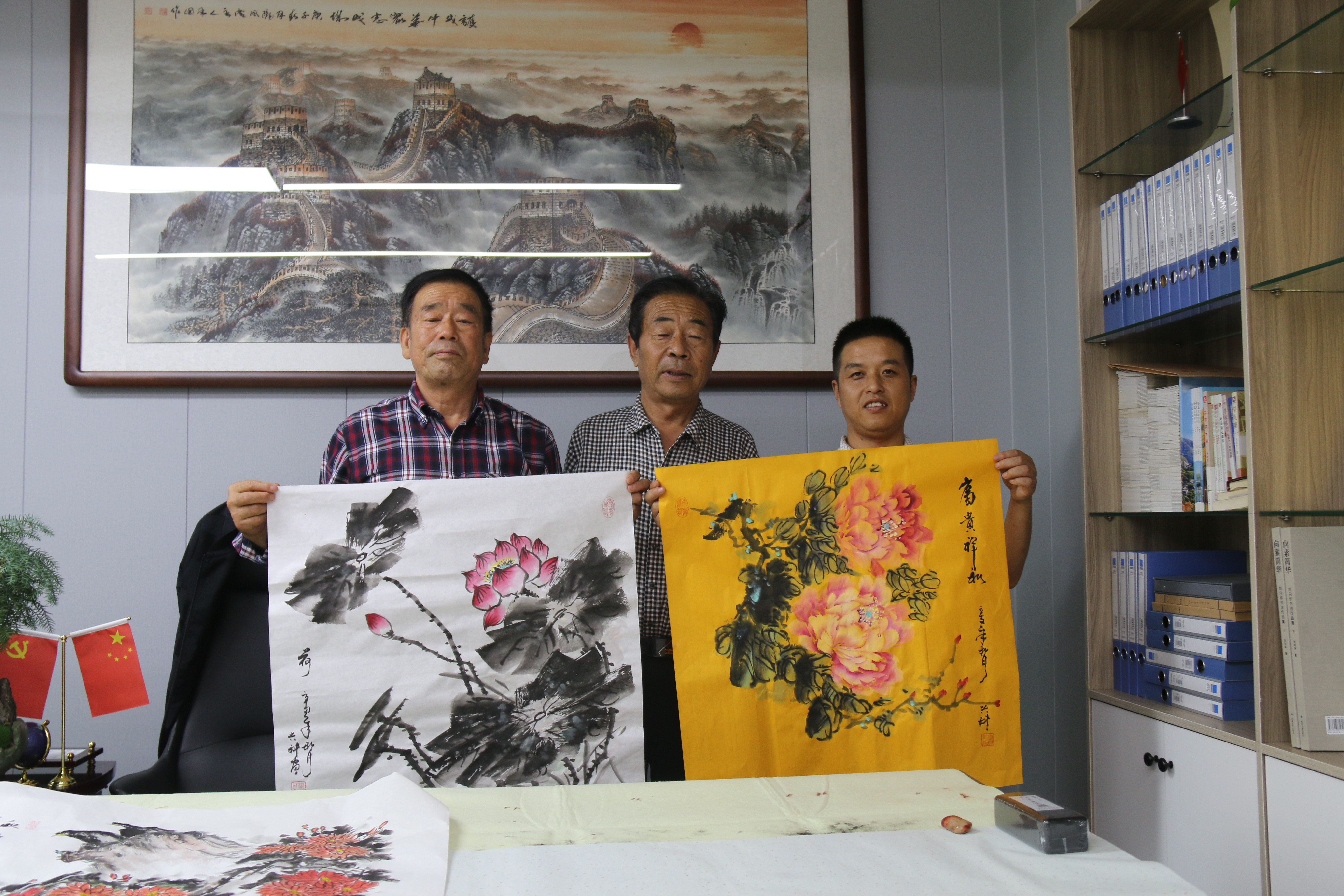 走进平凉市家庭教育协会送墨宝 - 本土资讯 - 信息资讯 - 甘肃红日网