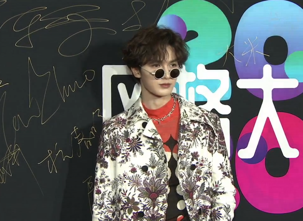 风格大赏明星穿搭：惠英红像鸡毛掸子，许佳琪