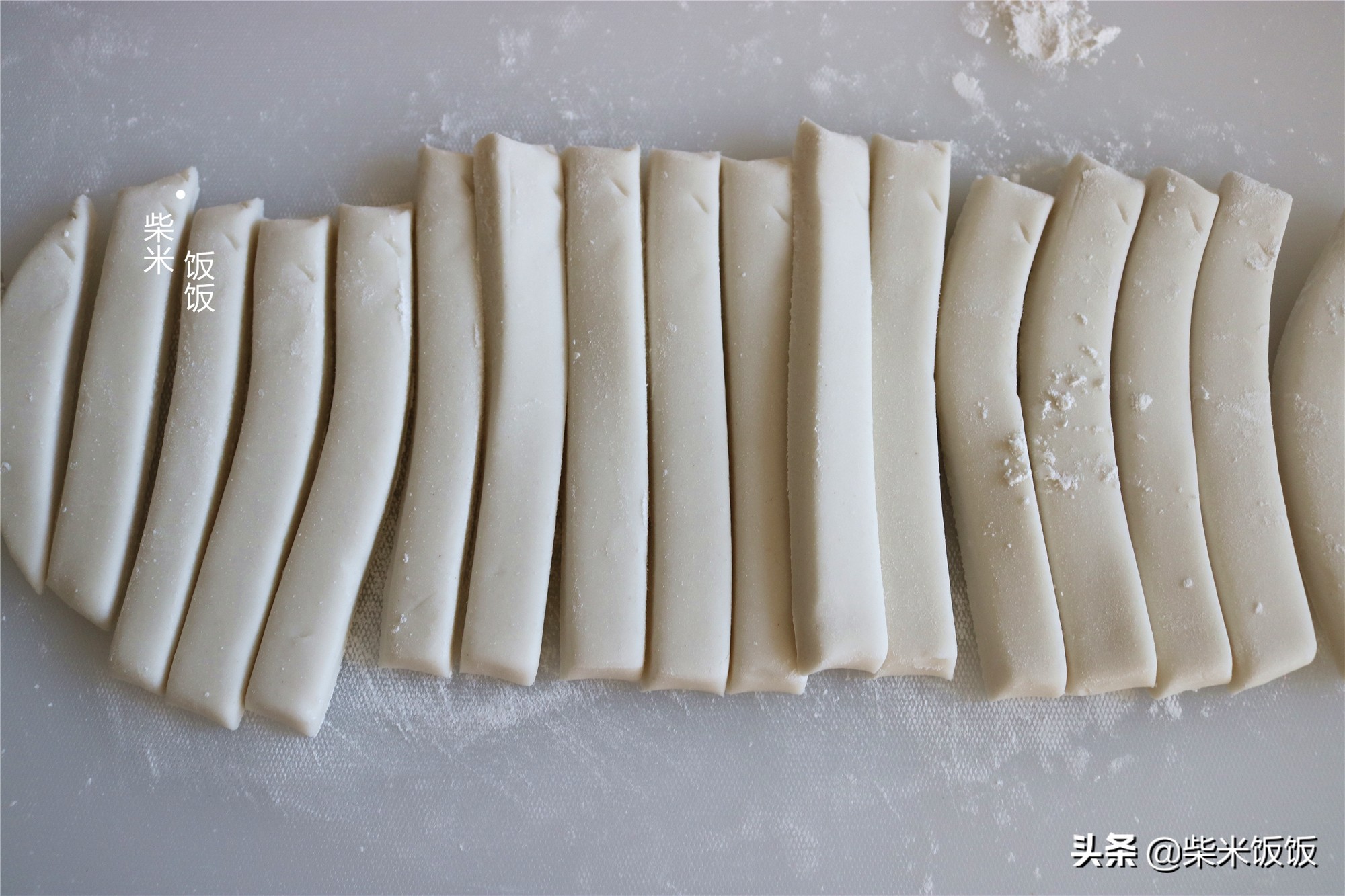 一碗糯米粉，一碗糖水，做80后小时候的零食，香甜酥脆真好吃