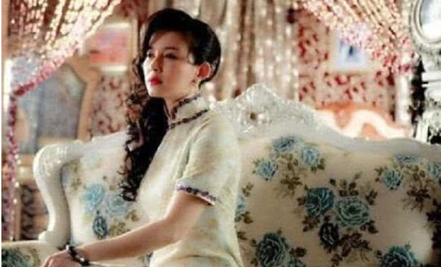 丈夫抗日战死，妻子却投靠日本军官，还将15岁女