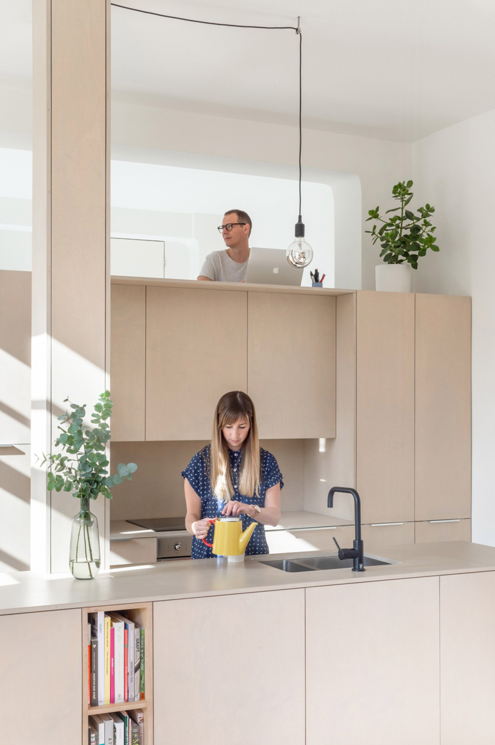 3.5米高LOFT公寓，巧妙利用厨房和卧室上方空间加出一个小书房