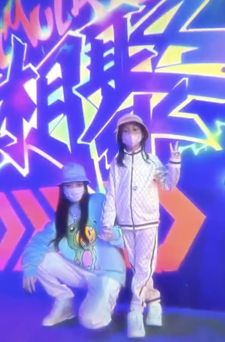 李小璐带女儿外出游玩，母女俩潮范儿十足，甜馨颜值越来越高