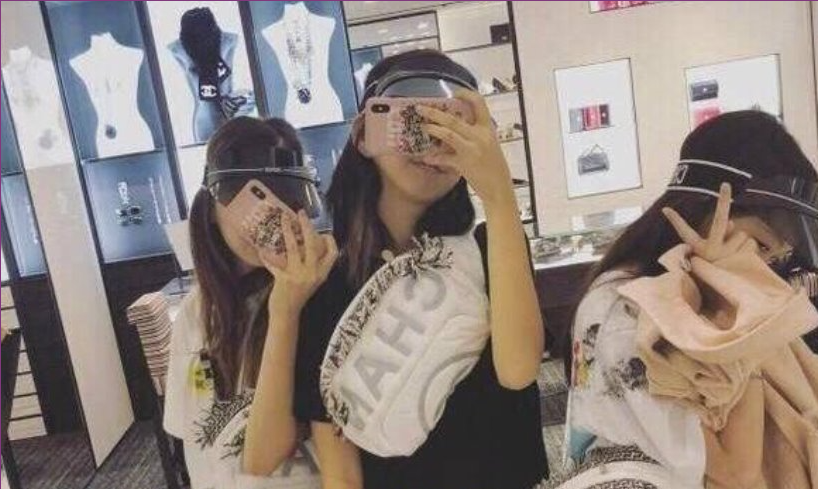 李嫣戴墨镜方式火上热搜，自称李十万怒怼喷子，王菲女儿太个性