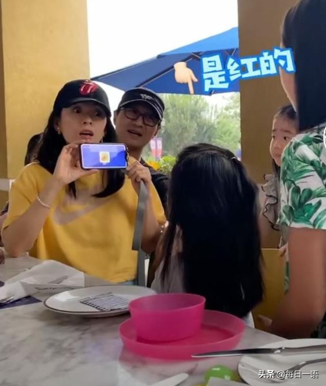 汪峰章子怡又撒狗粮了，体贴喂妻子吃饭遭拒，