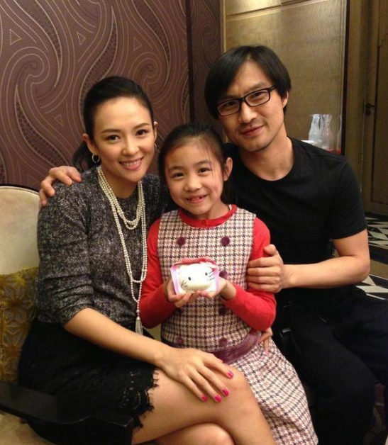 章子怡带两女儿逛街，一个被牵一个带路，汪峰提袋紧随其后好温馨