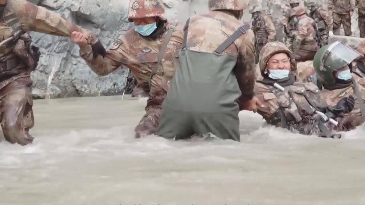 ���գ���ӡ�߾���ͻ�ֳ����»����ع⣬�߷��ٱ��ںӹȼ����б���ɢ