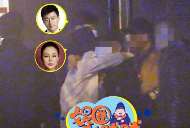佟大为携爱妻与友聚会，搂关悦肩膀不撒手，结婚13年生仨孩子