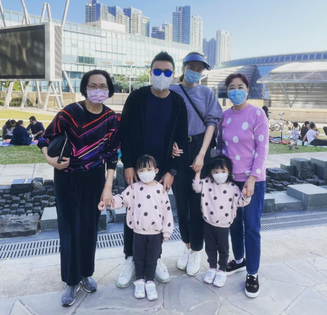 熊黛林攜雙胞胎女兒拍照，姐妹倆穿同款可愛十足，性格長相差距大