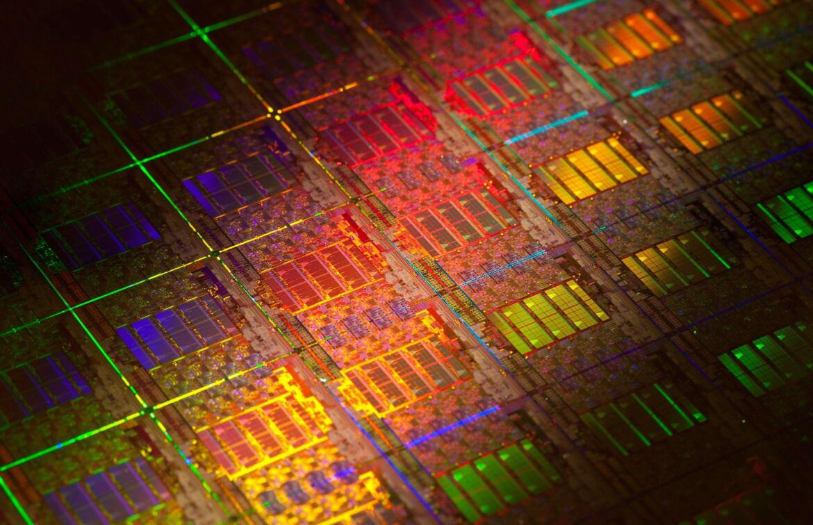 同样是造7纳米芯片，为什么EUV光刻机比DUV光刻机贵一倍？