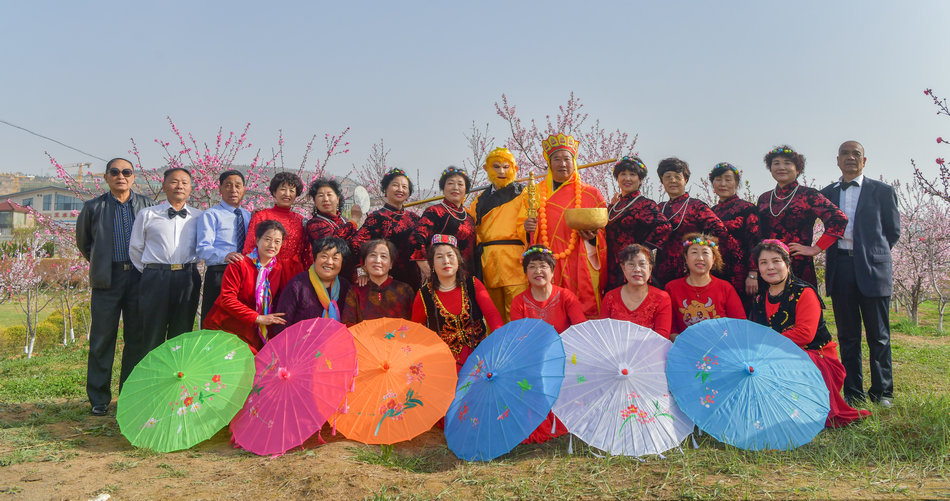 翠湖：桃花灼灼春色美，扇鼓咚咚夕阳红