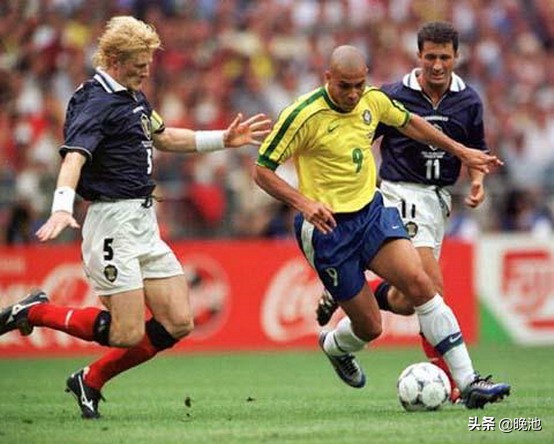 98年世界杯巴西苏格兰(1998年世界杯揭幕战巴西2-1苏格兰，大罗遭遇包夹，卡福空翻庆祝)